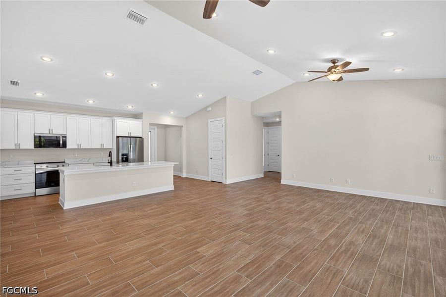 Spacious, unfurnished interior of a new home in Cape Coral, Cape Coral (Image 17).