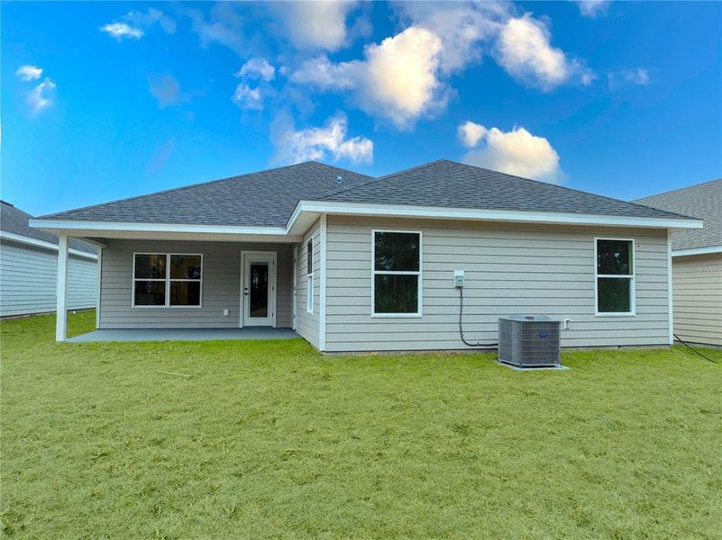 Exterior details and patio area of a home in Briarwood, Alachua (Image 4).