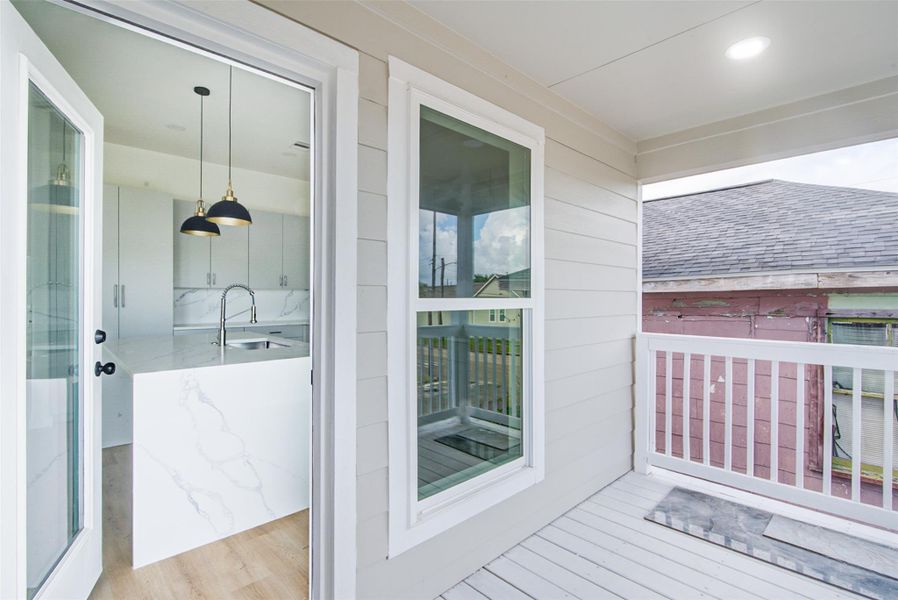 Exterior details and patio area of a home in , Galveston (Image 4).