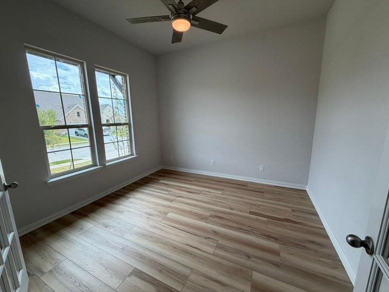 Spacious, unfurnished interior of a new home in Waterford Park, Weatherford (Image 8).