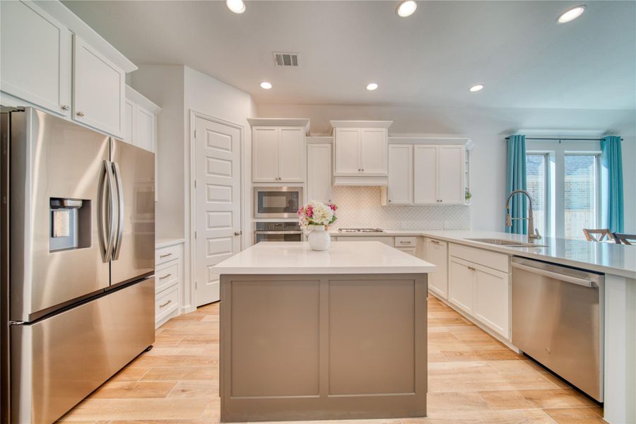 Furnished interior view inside a new home in Meridiana 40'/45', Manvel (Image 28).