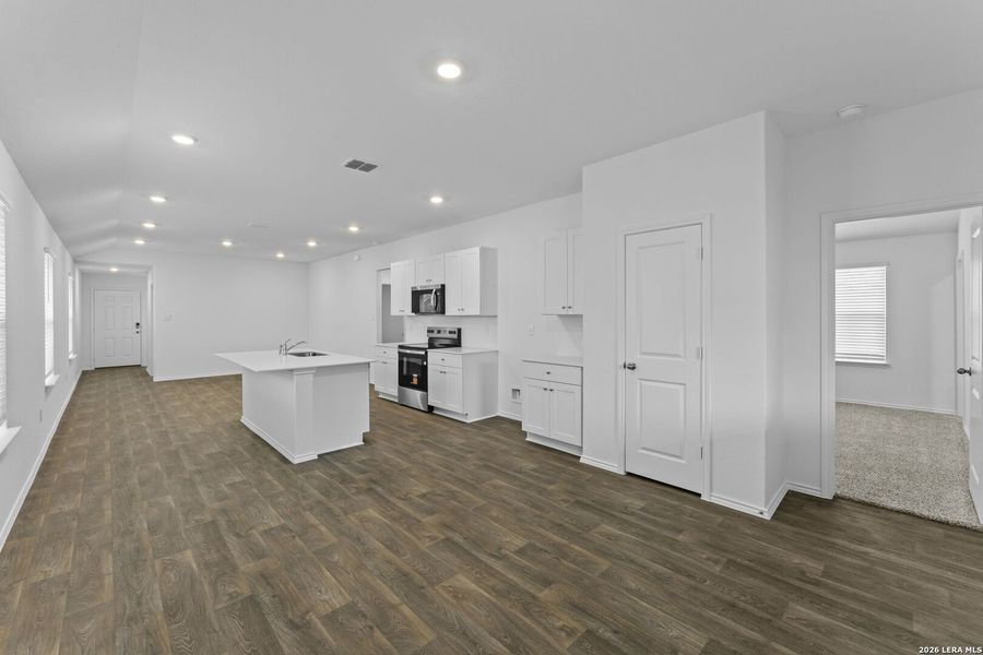 Spacious, unfurnished interior of a new home in Laurel Vistas, San Antonio (Image 23).