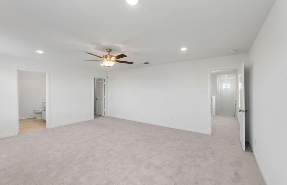 Spacious, unfurnished interior of a new home in Sonterra, Jarrell (Image 38).