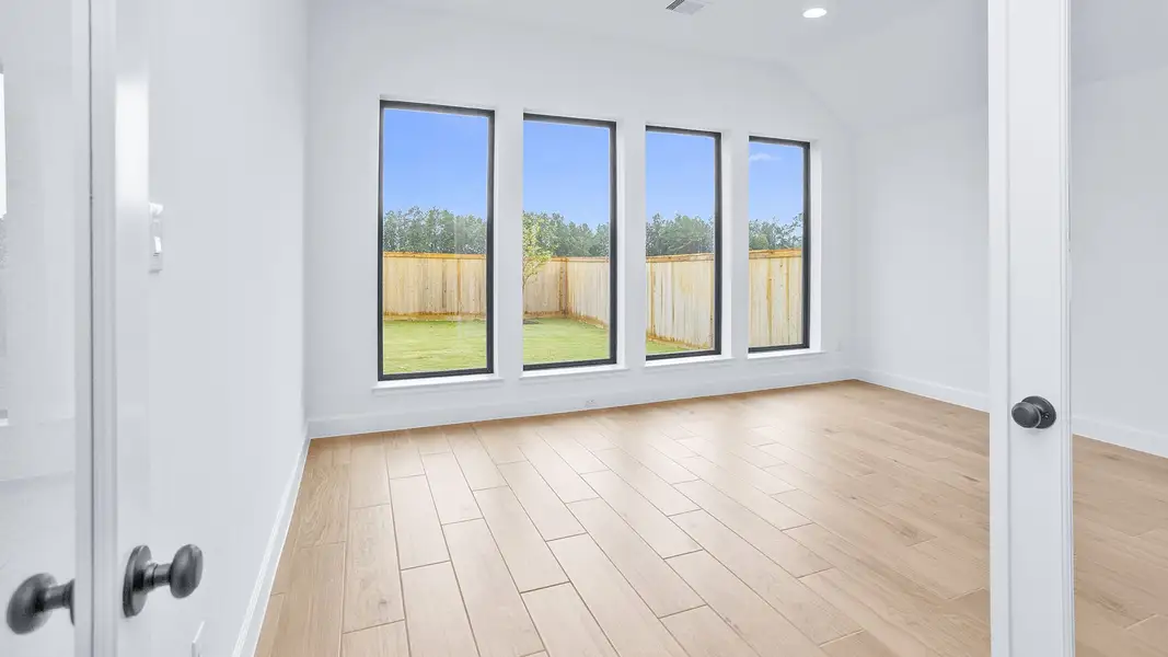 Spacious, unfurnished interior of a new home in Kresston, Montgomery (Image 29).