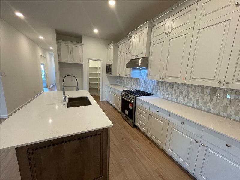 **Photos are a representation of the floor plan. This is not the actual homesite.**