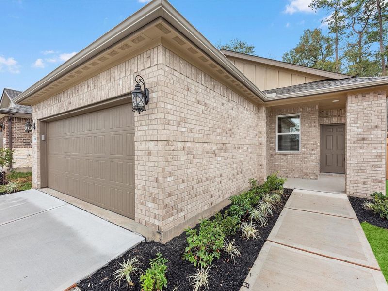 Exterior details and patio area of a home in Montgomery Oaks - Premier, Conroe (Image 3).