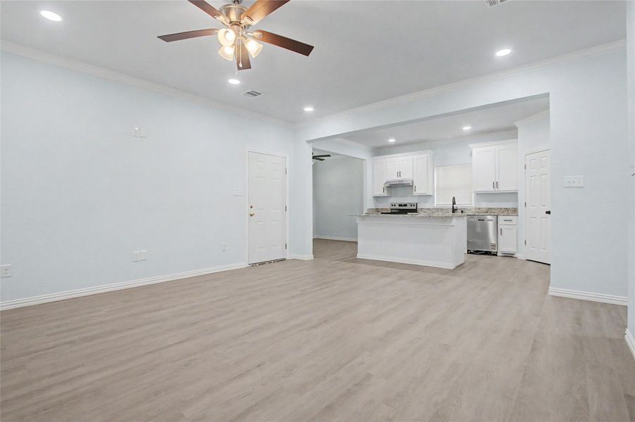 Spacious, unfurnished interior of a new home in , Navasota (Image 27).
