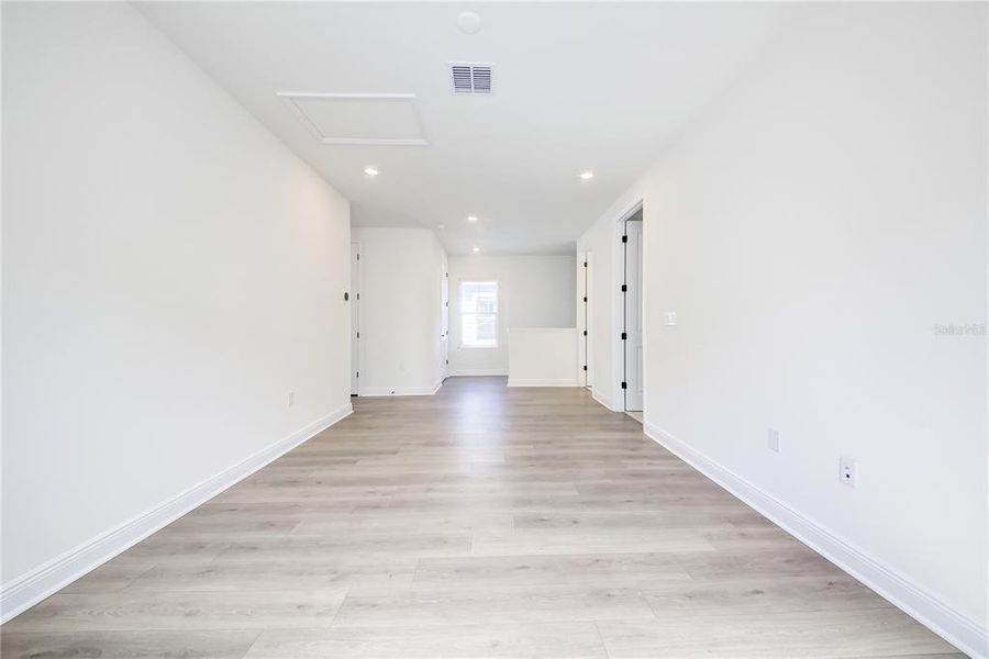 Spacious, unfurnished interior of a new home in Bungalow Walk at Lakewood Ranch, Sarasota (Image 40).
