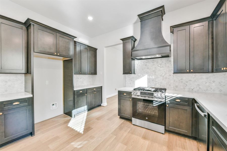Furnished interior view inside a new home in Pearland Old Townsite, Pearland (Image 10).