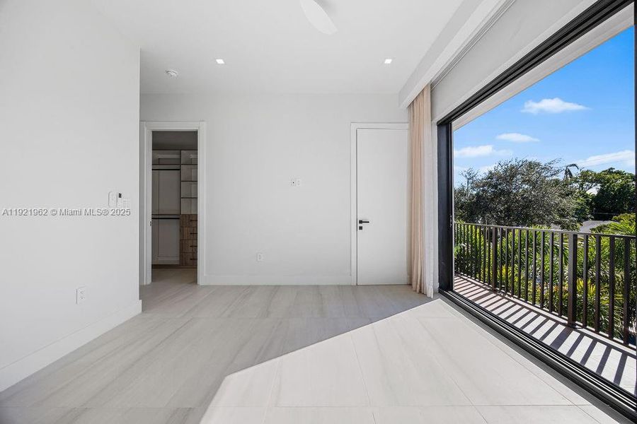 Spacious, unfurnished interior of a new home in , Fort Lauderdale (Image 87).