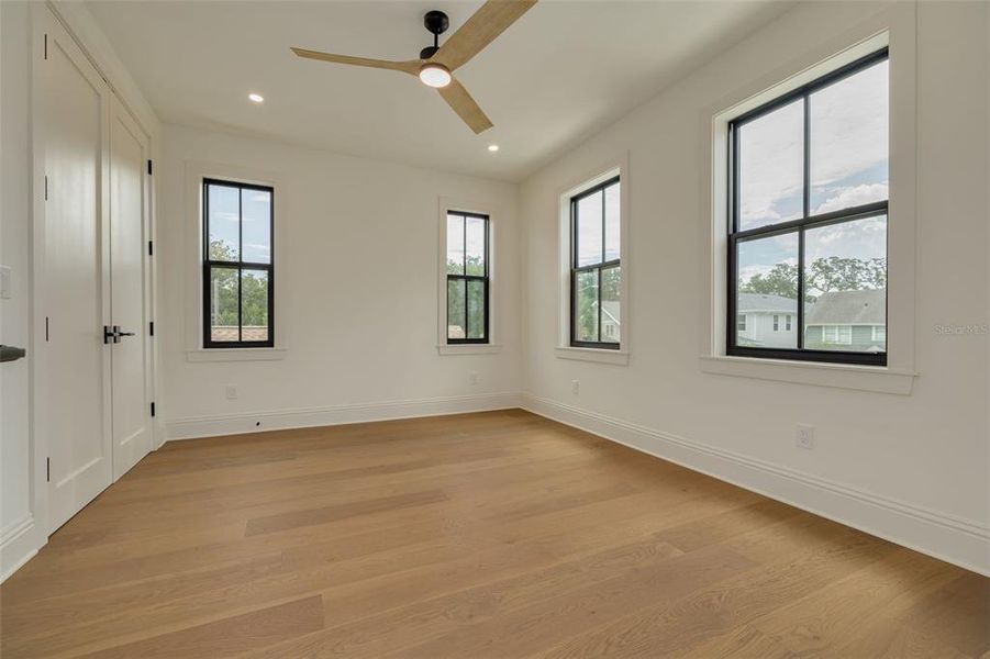 Spacious, unfurnished interior of a new home in , St. Petersburg (Image 25).