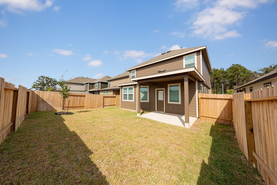 Exterior details and patio area of a home in Mackenzie Creek, Conroe (Image 3).