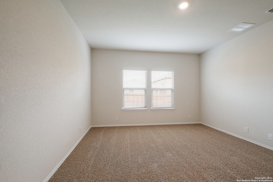 Spacious, unfurnished interior of a new home in Stonehill, San Antonio (Image 18).