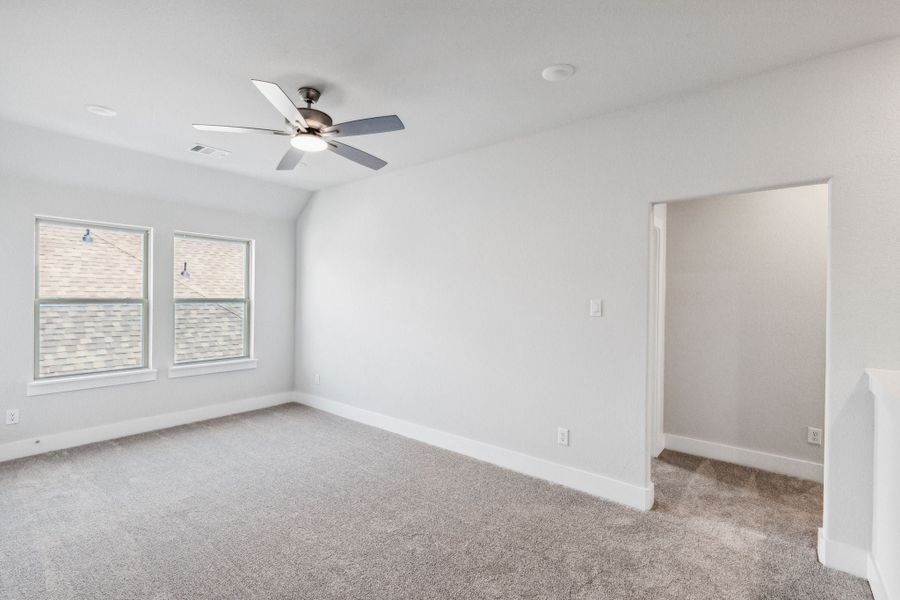 Spacious, unfurnished interior of a new home in Dove Hollow, Waxahachie (Image 16).