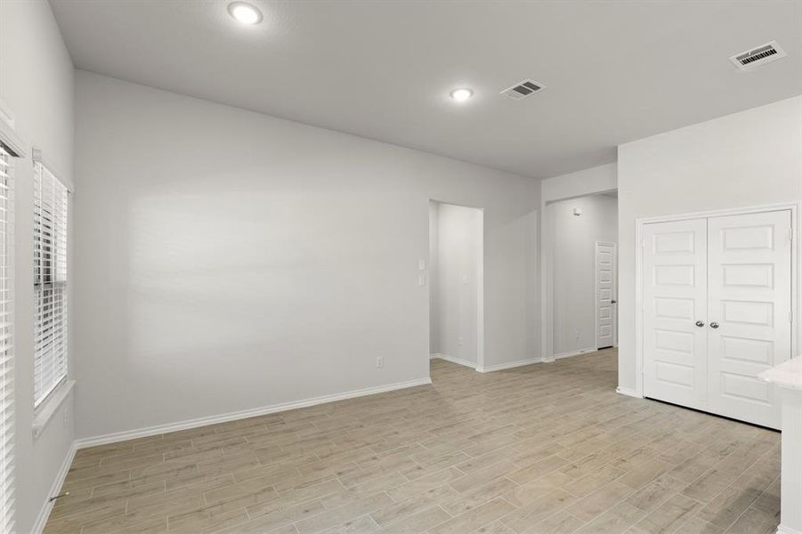 14. 116 Coyote - Dining (3) 14. 116 Coyote - Dining (3)