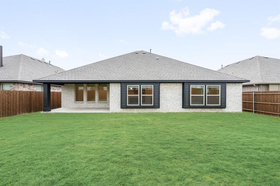 Exterior details and patio area of a home in Star Ranch, Godley (Image 21).