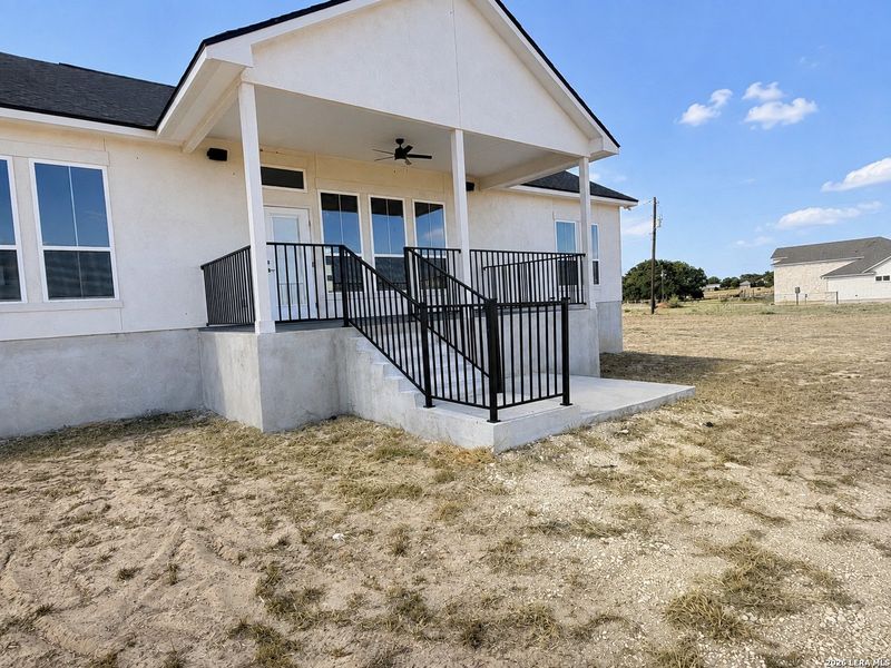Exterior details and patio area of a home in , La Vernia (Image 4).