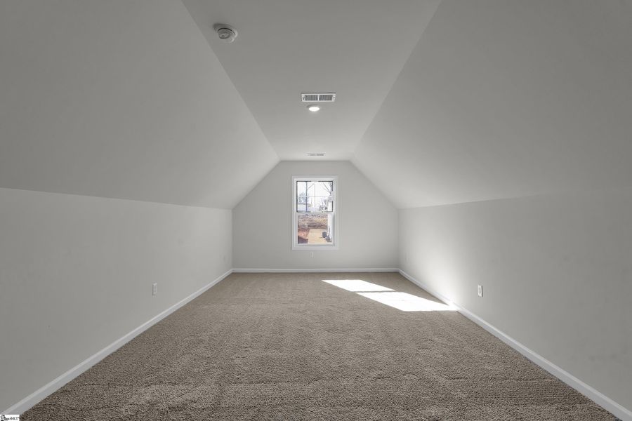 Spacious, unfurnished interior of a new home in Lynbrook, Boiling Springs (Image 16).