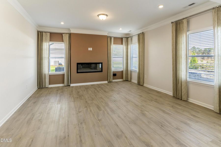 Large Family Room w/Fireplace Large Family Room w/Fireplace