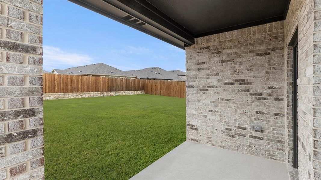 25. 1628 Elle - Patio