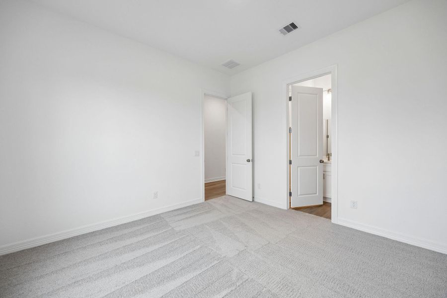 Spacious, unfurnished interior of a new home in Lago Mar, Texas City (Image 24).