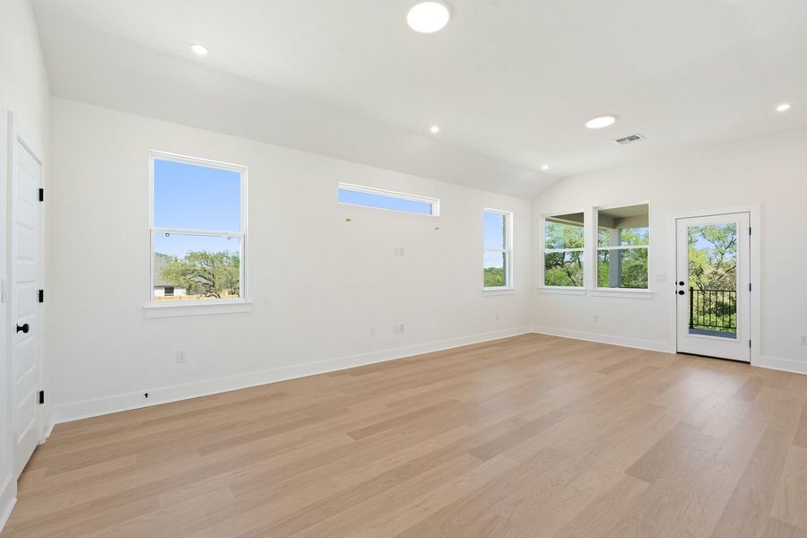 Spacious, unfurnished interior of a new home in Persimmon, Buda (Image 40).