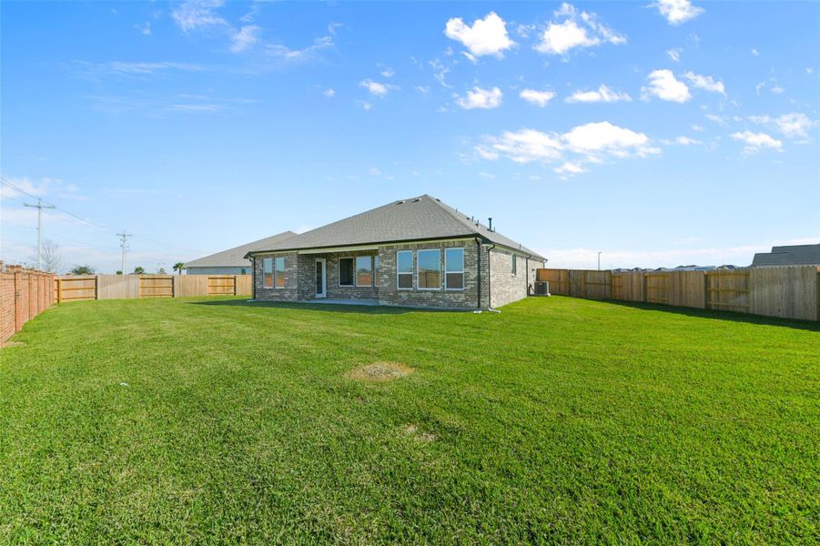 Exterior details and patio area of a home in Lago Mar, Texas City (Image 24).