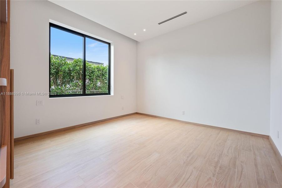 Spacious, unfurnished interior of a new home in , Miami (Image 18).