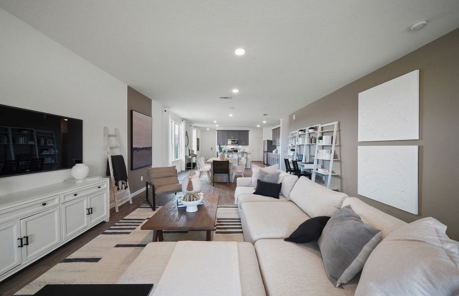 Representative furnished interior of a home built from the Chatfield by Centex in Pinara Pines, Conroe (Image 6). Representative furnished interior of a home built from the Chatfield by Centex in Pinara Pines, Conroe (Image 6).
