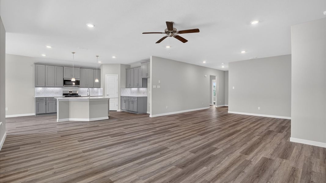 Representative unfurnished interior of a home built from the Fairmount by D.R. Horton in Sandstone Estates, Granbury (Image 17).