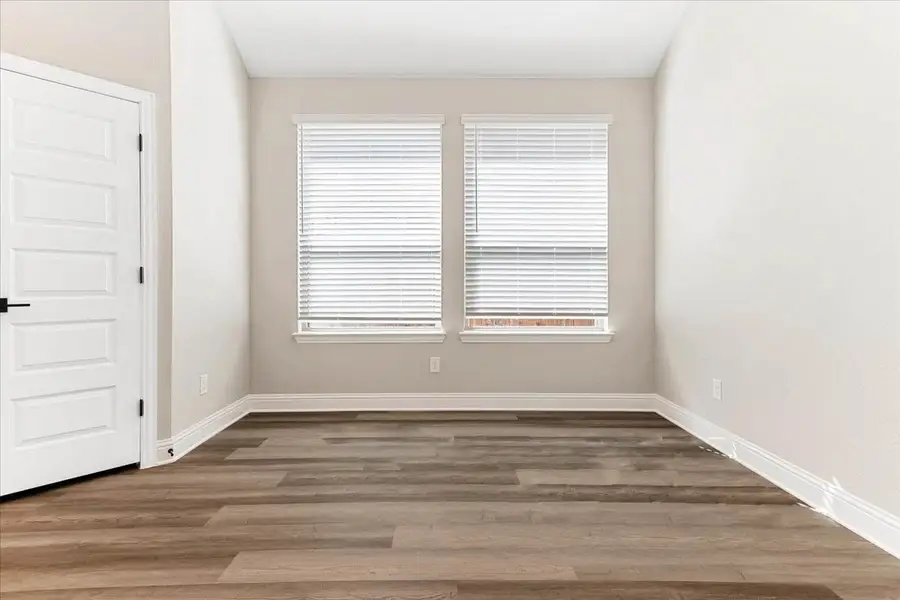 Spacious, unfurnished interior of a new home in Oaks of North Grove, Waxahachie (Image 8).