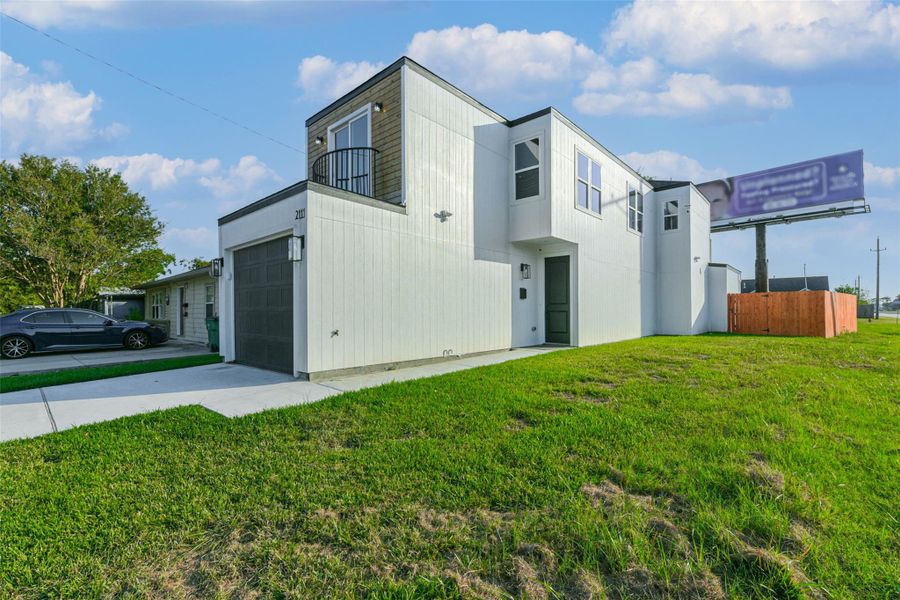 Exterior details and patio area of a home in , Baytown (Image 1).