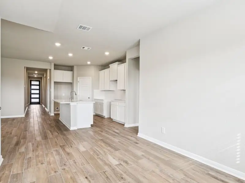 Spacious, unfurnished interior of a new home in Comanche Ridge, San Antonio (Image 25).