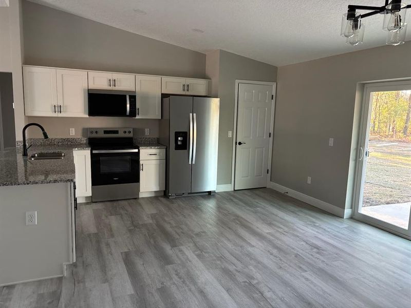 Spacious, unfurnished interior of a new home in , Citrus Springs (Image 22).