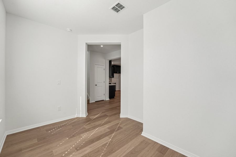 Spacious, unfurnished interior of a new home in Porter Country, Buda (Image 26).