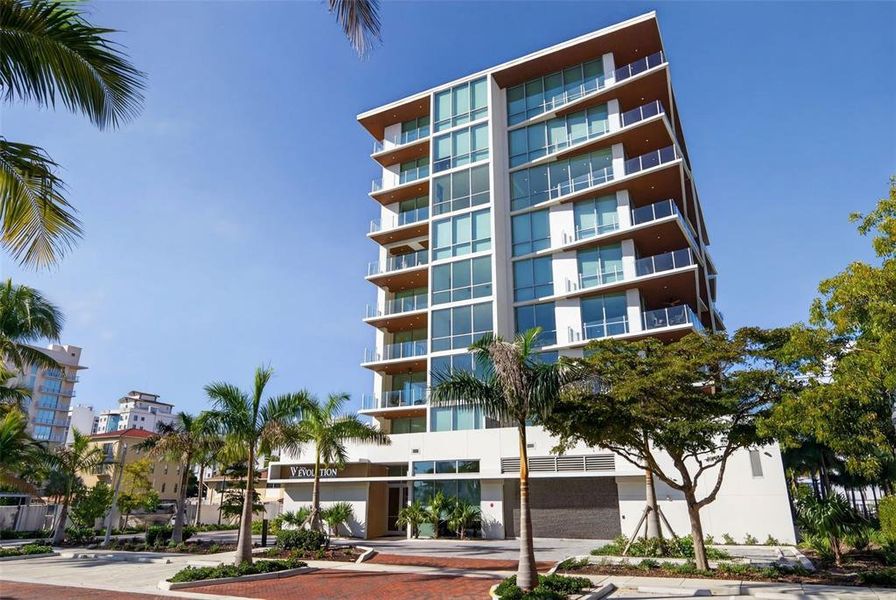 Condo located in Sarasota, FL showcasing its design and architecture (Image 3).