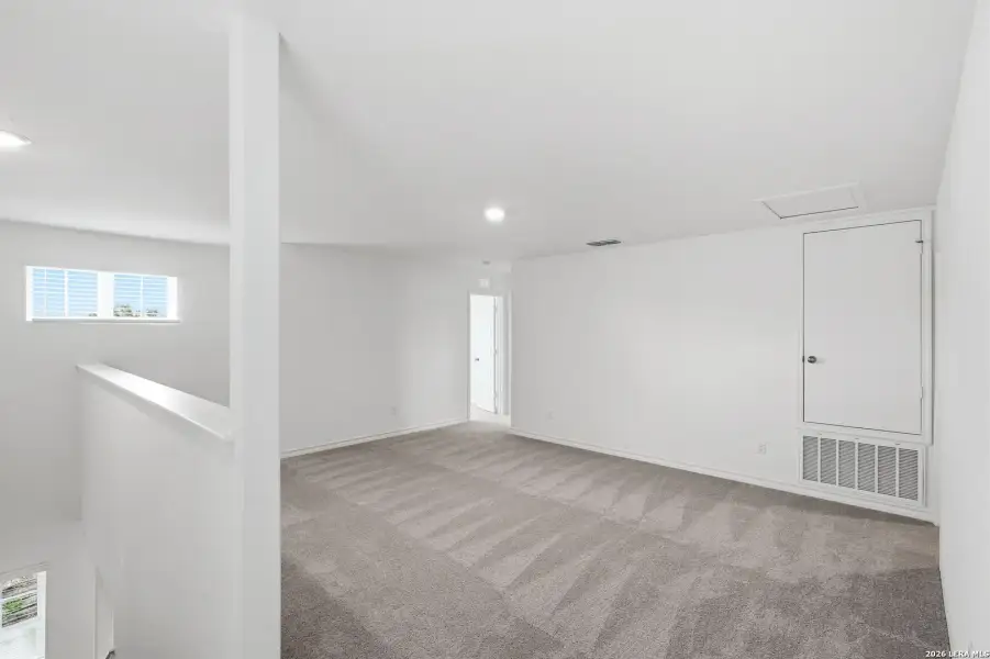 Spacious, unfurnished interior of a new home in Vista Real, Converse (Image 25).