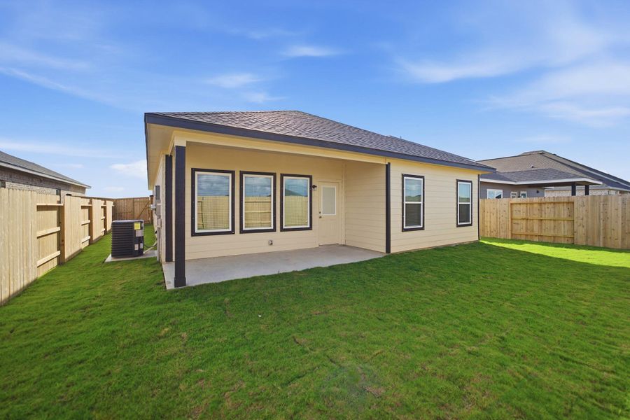 Exterior details and patio area of a home in Ashland, Texas City (Image 2).