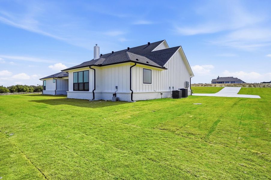 Exterior details and patio area of a home in Aledo Heights - Aledo ISD, Annetta (Image 27).