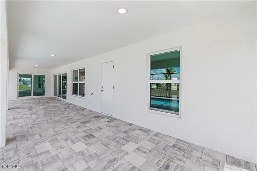 Spacious, unfurnished interior of a new home in Cape Coral, Cape Coral (Image 24).