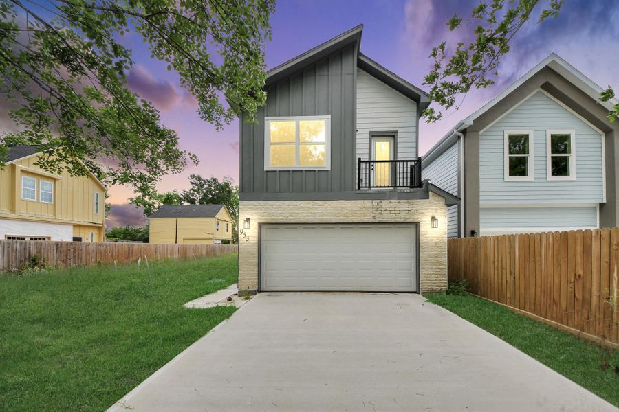 Front exterior of a new home in , Houston, TX, highlighting curb appeal (Image 21).