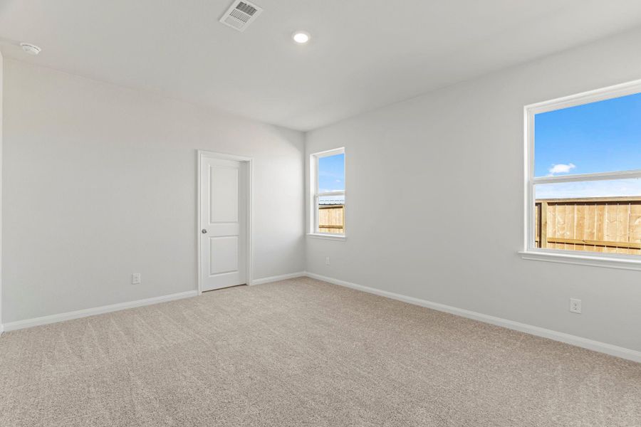 Spacious, unfurnished interior of a new home in Canterra Creek, Iowa Colony (Image 8).