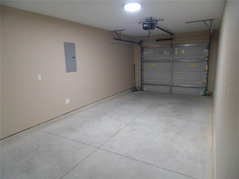 Spacious, unfurnished interior of a new home in , Ocala (Image 11).