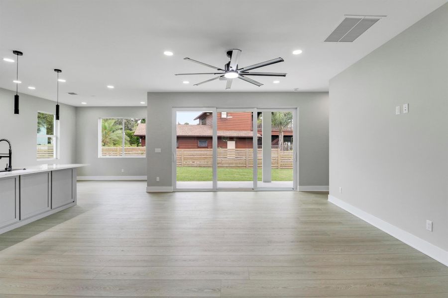 Spacious, unfurnished interior of a new home in , Jensen Beach (Image 38).