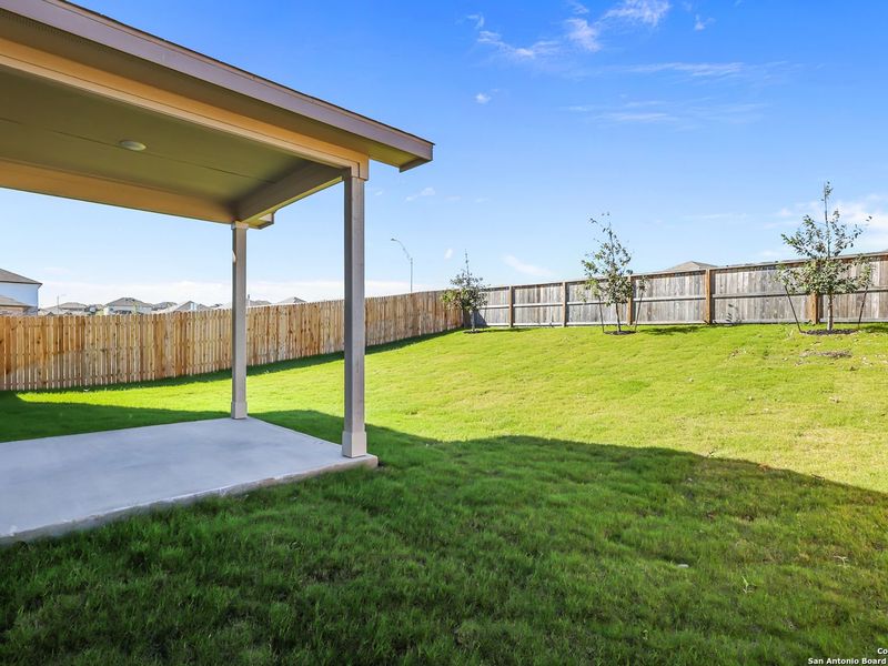 Exterior details and patio area of a home in Comanche Ridge, San Antonio (Image 28).