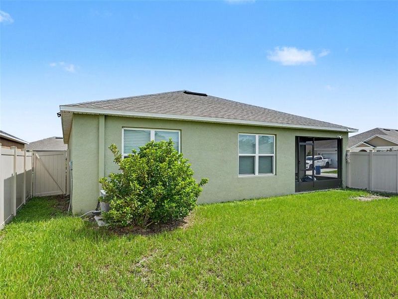 Exterior details and patio area of a home in , Haines City (Image 3).