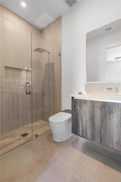 The second en-suite bedroom includes a private bathroom, offering comfort and privacy for guests or family.