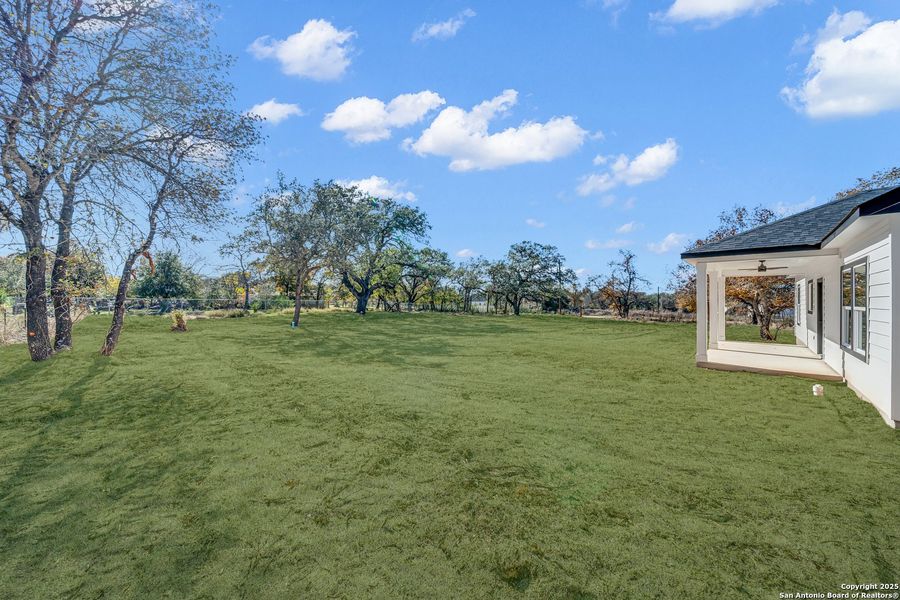 Exterior details and patio area of a home in , Natalia (Image 18).
