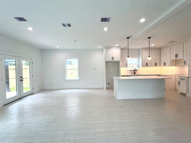 Spacious, unfurnished interior of a new home in , Houston (Image 12).