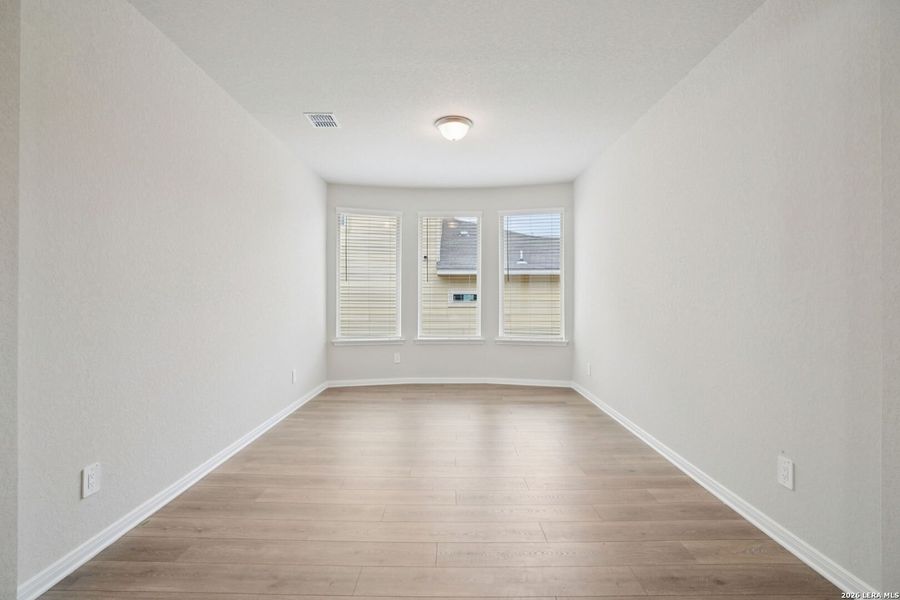 Spacious, unfurnished interior of a new home in Royal Crest, San Antonio (Image 22).
